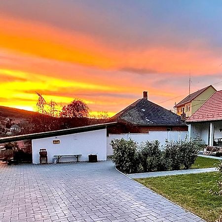 Ladislaus Schnaps-Haus Falusi Vendégház Csolnok Exterior foto