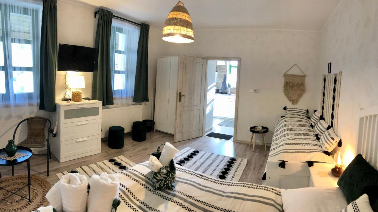 Ladislaus Schnaps-Haus Falusi Vendégház Csolnok Exterior foto