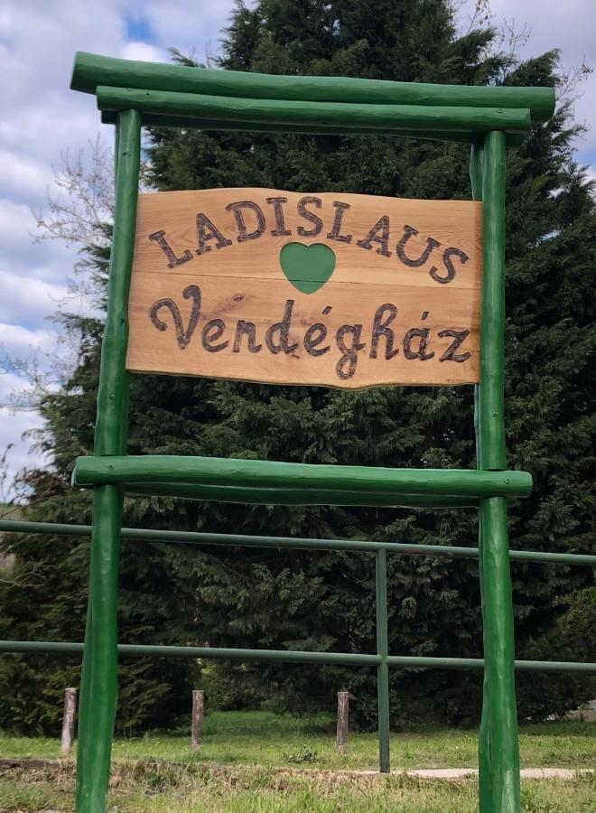 Ladislaus Schnaps-Haus Falusi Vendégház Csolnok Exterior foto