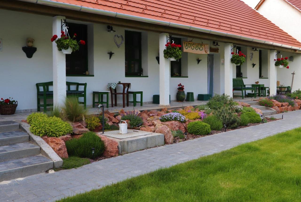 Ladislaus Schnaps-Haus Falusi Vendégház Csolnok Exterior foto