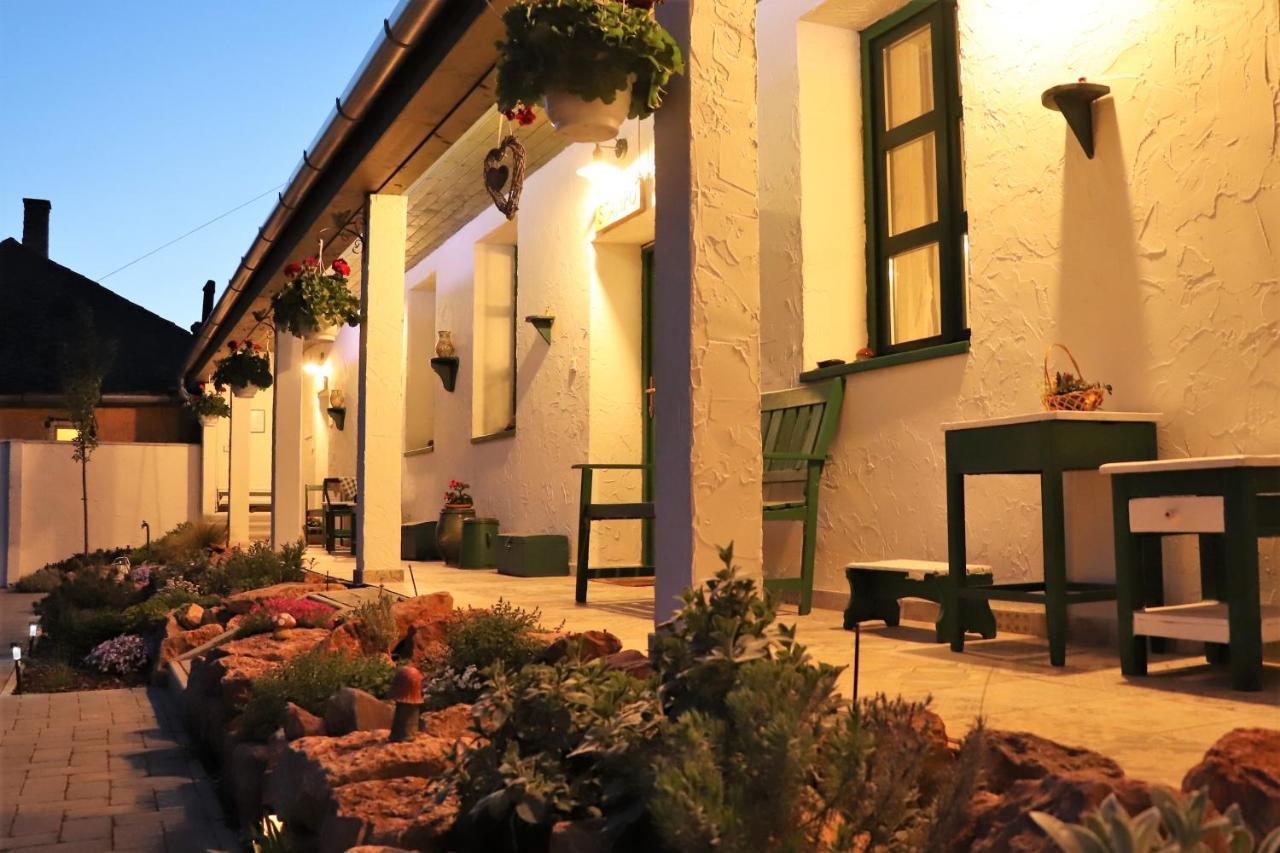 Ladislaus Schnaps-Haus Falusi Vendégház Csolnok Exterior foto
